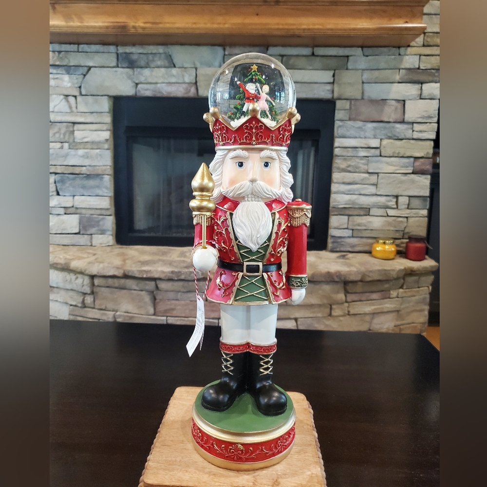 Gorgeous Musical Snowglobe Nutcracker-NWT